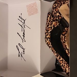 Beautiful, sexy leapard heels with matching belt.